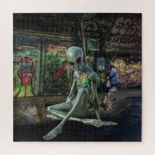 PUZZLE EXTRANJERO GRIS VERDE SENTADO EN PAVEMENT CON GRAF