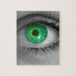 Puzzle Eye with green iris mira la macro de concepto del