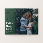 Puzzle Faith Hope Love. Foto religiosa de Navidades verde<br><div class="desc">Rompecabezas de fotos de Navidades religiosos minimalistas verdes "Faith Hope Love" para regalo de vacaciones de invierno.</div>