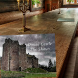 Puzzle Familia de Shaw Clan en el Castillo de Doune de Es<br><div class="desc">El Castillo de Doune, cerca de Stirling, Escocia, fue el hogar de "The Shaws" (nunca es Clan Shaw en gaélico escocés) hace siglos. Más recientemente, ha sido el escenario para escenas de la popular "Juego de Tronos" de HBO. Clan Castles tiene fotos del famoso monumento en dos estados de ánimo,...</div>