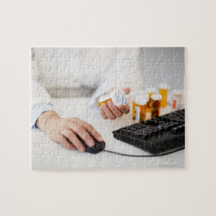 Puzzle Farmacéutico con botellas de píldoras en el ordena