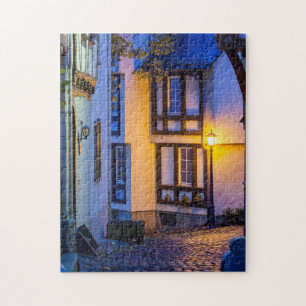 Puzzle Farola encendida en calle empedrada