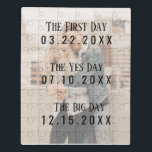 Puzzle Fechas de pareja casada romántica Tipografía de im<br><div class="desc">Este rompecabezas romántico, dulce y único es el regalo perfecto para ustedes o para una pareja que está cerca de ustedes. Presenta una imagen fotográfica personalizada de la pareja con una tipografía simple y moderna que muestra las fechas importantes de su relación. "El primer día" (el día en que se...</div>