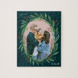 Puzzle Festividad del marco de la foto de la hoja verde i<br><div class="desc">Una corona de flores de hojas verdes azules exuberantes,  ramos de pino blando y ramas con pequeñas bayas rojas enmarcan tu foto favorita haciendo de este rompecabezas un regalo divertido para padres y abuelos o cualquier amante del rompecabezas de los Navidades.</div>