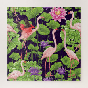 Puzzle Flamingo, plantas tropicales, fondo negro.