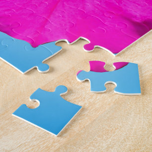 Puzzle flor de petunia rosa sobre fondo azul.