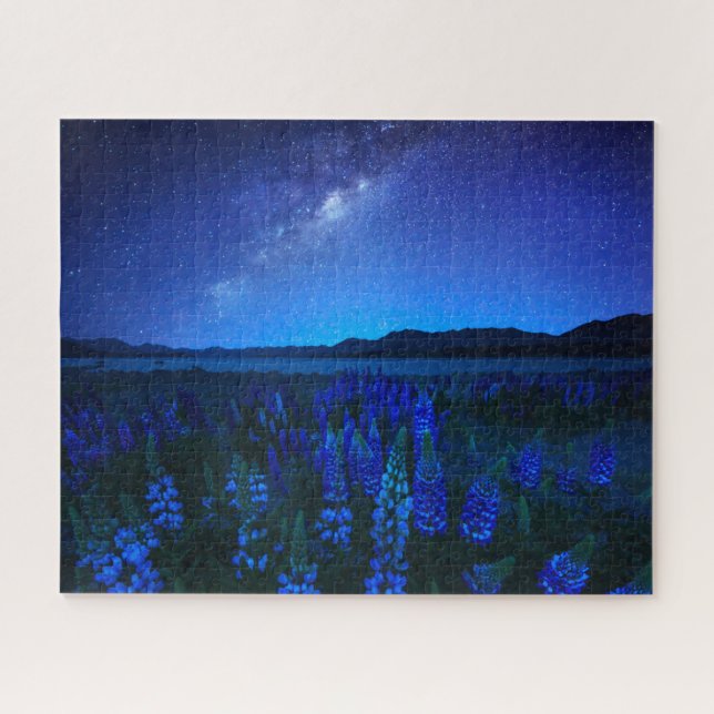 Puzzle Flores | Lupines en flor en el lago nocturno Tekap (Horizontal)