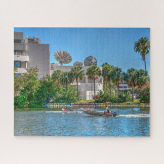 Puzzle Formación de tripulantes de remo en la vía fluvial