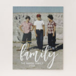 Puzzle Foto completa - Texto de la familia de guiones del<br><div class="desc">Una forma divertida de capturar recuerdos y compartirlos con amigos. Agrega una foto vertical y tu leyenda favorita para hacer un regalo genial para la familia. Una segunda línea de texto está disponible para registrar el año o añadir cualquier otro texto.</div>