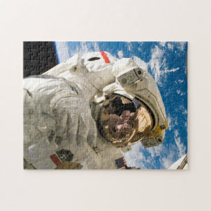 Puzzle Foto de astronauta en el espacio reparando la esta