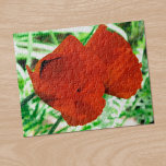 Puzzle Foto de flor de dos lapachos orientales<br><div class="desc">Una fuerte brisa empuja a dos Cachorros orientales hacia el marco, con sus pétalos rojos, de papel tisular y de naranja rojizo hacia la derecha. La poca profundidad de campo y la luz solar hacen que las hojas y hierbas en el fondo sean una variedad de verdes de luz indiferentes....</div>