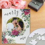 Puzzle Foto de la propuesta de Red Rose Marry Me Script M<br><div class="desc">Propuesta de matrimonio en forma de rompecabezas con foto romántica enmarcada en un doble anillo de oro. El diseño presenta hermosas rosas rojas y hojas de eucalipto y está escrito con la letra "cásate conmigo" en elegante tipografía de escritura. Perfecto apoyo y mantenimiento para su propuesta matrimonial y invitación de...</div>