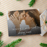 Puzzle Foto de Navidades con guiones de amarre y corazón<br><div class="desc">Un rompecabezas moderno, mínimo, elegante y elegante para los Navidades del nuevo señor y señora, con una alegre y casada caligrafía de escritura cardíaca con una encantadora foto de la pareja recién casada con un tendido sobre el suelo. Puede personalizar la foto y el texto. La foto muestra una foto...</div>