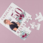 Puzzle Foto de personalizado 50 y fabuloso regalo de cump<br><div class="desc">Elegante femenino 50 y fabuloso regalo personalizado de cumpleaños con rosas de peones color rojo burdeos y azul polvoriento claro y un moderno guión de tipografía personalizado.               Personalízalo con tu foto,  edad,  nombre,  fecha y texto personalizado!</div>