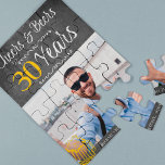 Puzzle Foto de personalizado Alegres y cervezas cumpleaño<br><div class="desc">Animaciones informales y divertidas y hombres de cervezas hombres rompecabezas de regalo para el conservador de fotos personalizados de 30 años con un guión de tipografía sofisticado, una taza de doodle amarillo para la cerveza, y nada sobre un fondo rústico vintage de pizarra gris oscuro. Adecuado como regalo de mantenimiento...</div>