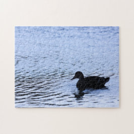 Puzzle Foto de silueta de pato solitario con rizos de agu