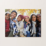 Puzzle Foto de superposición de script de familia<br><div class="desc">Personalizar este rompecabezas fotográfico con una foto familiar preferida horizontal o orientada al paisaje,  con "familia" salpicada como texto superpuesto en letras de caligrafía blanca.</div>