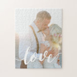 Puzzle Foto de superposición del guión de amor<br><div class="desc">Personalizar este rompecabezas fotográfico con un boda vertical o retrato favorito o una foto de compromiso,  con el "amor" salpicado como texto superpuesto en letras de caligrafía blanca.</div>