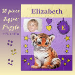 Puzzle Foto de tigre lindo nombre niños morado amarillo<br><div class="desc">Rompecabezas de 30 piezas para los niños. Con un tigre lindo,  con estrellas y corazones de amor. Añadir un nombre,  inicial y una foto. Esquema de color: idea de regalo para niños morado y amarillo.</div>