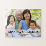 Puzzle Foto del abuelo y la abuela personalizado<br><div class="desc">No puedes hacer un rompecabezas más personal que usar tu propia foto y mensaje personal. Sorprende a la abuela y al abuelo con este regalo único que pueden jugar con los nietos y la familia. Míralos juntos, verán el mensaje especial y los nombres de los cuidadosos (sus nietos). Diseño moderno...</div>