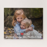 Puzzle Foto familiar personalizada que te queremos abuelo<br><div class="desc">Crea tu propio rompecabezas especial subiendo una foto y añadiendo texto personalizado. ¡El diseño incluye las palabras We (Heart) you! Añade Abuela y Abuelo,  Mamá,  Papá,  etc. Hace un regalo único para cumpleaños,  vacaciones,  día de la madre/padre y día de los abuelos.</div>