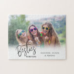 Puzzle Foto manuscrita de Bestis For ever Best Friends<br><div class="desc">Este rompecabezas es un regalo único y divertido para los mejores amigos. El diseño presenta un marco fotográfico horizontal y un moderno texto de estilo escrito a mano que dice: Besties Para Siempre. Personalice este regalo de mantenimiento con los nombres de los mejores amigos.</div>