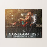 Puzzle Foto moderna de pareja mínima<br><div class="desc">Un divertido rompecabezas de rompecabezas con fotos muestra tu apellido,  nombres y fecha de boda (o lo que quieras) sobre tu foto con letras de moda. Elija entre los diferentes tamaños disponibles.</div>