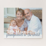 Puzzle Foto personalizada de los abuelos más queridos<br><div class="desc">Crea tu propio rompecabezas fotográfico con una de tus fotos favoritas. La moderna tipografía sobredimensionada es totalmente editable y actualmente dice "Los abuelos más queridos del mundo". La plantilla de fotos está lista para que agregue la imagen, que se muestra en formato horizontal.</div>