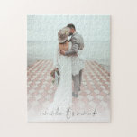 Puzzle Foto personalizado Recuerde este momento recién ca<br><div class="desc">Foto Romántica Personalizado Recuerdan Este Momento A Los Recién Matrimonios. Simplemente reemplace la foto de muestra con su propio favorito de orientación vertical y de alta resolución. El refrán romántico "Recuerden este momento" está en un guión elegante en la parte inferior. Puede cambiar el color de este texto si es...</div>