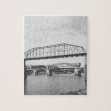 Fotografía blanco y negro del puente doble