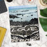 Puzzle Fotografía de corazón de amor de Hawaii Black Sand<br><div class="desc">"Amar", relajarse y disfrutar de la belleza de esta prístina playa de arena negra de Big Island mientras trabajas en este rompecabezas fotográfico de la costa hawaiana. Me siento afortunado de haber visto este corazón "amoroso" hecho de rocas de coral, mientras caminar esta playa a finales de la tarde ¡Hace...</div>