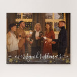 Puzzle Fotos conmemorativas de la familia navideña de Fel<br><div class="desc">Crea tu propio rompecabezas de Navidades conmemorativos, con un elegante guión de caligrafía titulado 'Feliz Navidad', una memorable foto familiar y tu nombre con el año. Este diseño está decorado con copos de nieve de imitación de purpurina dorado en invierno y puntos blancos festivos que añaden un ambiente de invierno....</div>