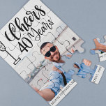 Puzzle Fotos de los personalizados a un conservador de 40<br><div class="desc">Moderna moda,  simples vítores en blanco y negro a 40 años de guión hito / cualquier rompecabezas de regalo de cumpleaños masculino con tipografía escrita a mano cepillada.           Fácil de personalizar con tu foto,  edad,  nombre y fecha!</div>