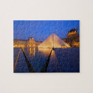 Puzzle Francia, París. El museo del Louvre al anochecer.