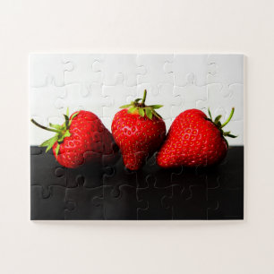 Puzzle Fresas en blanco sobre negro 11x14 30pc jpcn