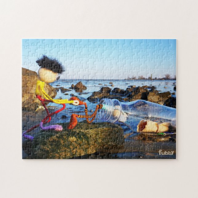 Puzzle Fubby met flessenpost aan de kust. (Horizontal)