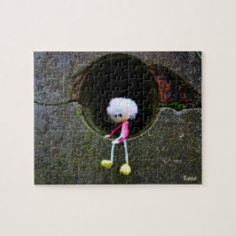 Puzzle Fubby poppetje dat in een muur zit. Een schattig m