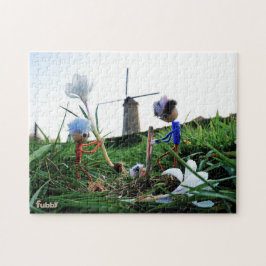 Puzzle Fubby's bij een molen planten een krokus bol.