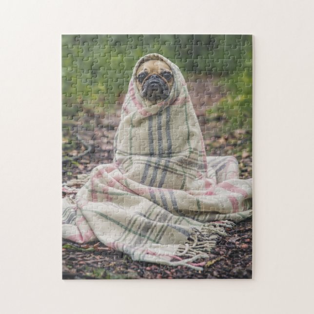 Puzzle Funny Pug envuelto en blanco (Vertical)