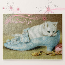 Gatito blanco vintage lindo en un zapato de satén