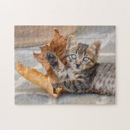 Puzzle Gatito de carne picada jugando con una hoja -