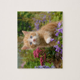 Puzzle Gatito de jengibre en un jardín