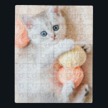 Puzzle Gatito lindo Jugando Con La Naturaleza Animales De<br><div class="desc">Este magnífico rompecabezas animal tiene un lindo gatito jugando con bolas de lana.</div>