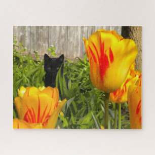 Puzzle Gatito negro en el colorido Jardín de los Tulipane