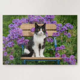 Puzzle Gato de Tuxedo sentado en una silla de jardín con
