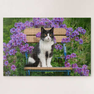 Puzzle Gato de Tuxedo sentado en una silla de jardín con