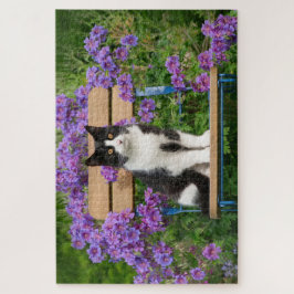 Puzzle Gato de Tuxedo sentado en una silla de jardín con