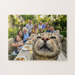 Puzzle Gato hace una foto bomba en la cena familiar del j