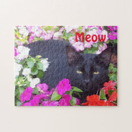 Puzzle Gato negro hermoso con los ojos verdes en flores