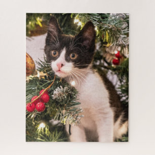 Puzzle Gato negro y blanco juguetón en árbol de Navidad